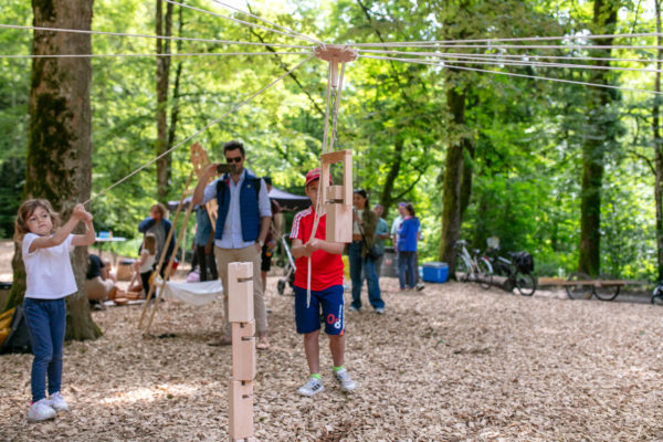 Tour Coopérative en bois avec cordes et blocs empilés